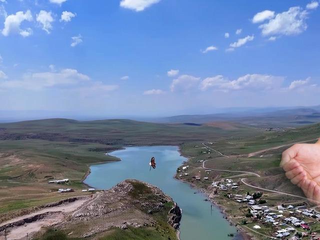 Biri s&uuml;r&uuml;ngen diğeri kuş! İkiside havada yakalandı