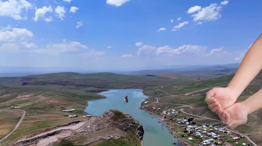 Belgesellere konu olacak t&uuml;rden g&ouml;r&uuml;nt&uuml;: Biri s&uuml;r&uuml;ngen diğeri kuş! İkiside havada yakalandı