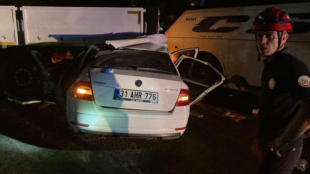 Hatay'da 3 aracın karıştığı kazada 2 kişi hayatını kaybetti, 4 kişi yaralandı
