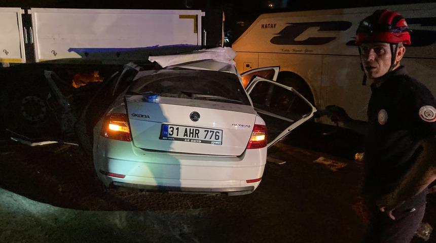 Hatay'da 3 aracın karıştığı kazada 2 kişi hayatını kaybetti, 4 kişi yaralandı