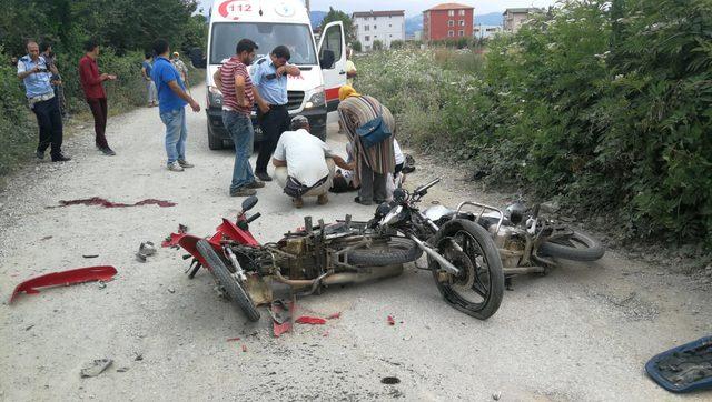 İki motosiklet kafa kafaya çarpıştı: 1 ölü, 1 yaralı