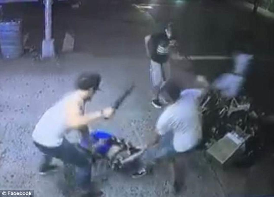 Yeşil bandanalı, palalı &ccedil;ete! 