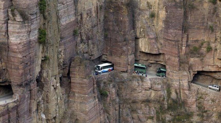 Yolu da penceresi de dağın i&ccedil;inde! 132 yılda yapıldı: "D&uuml;nyanın en zorlu rotası"