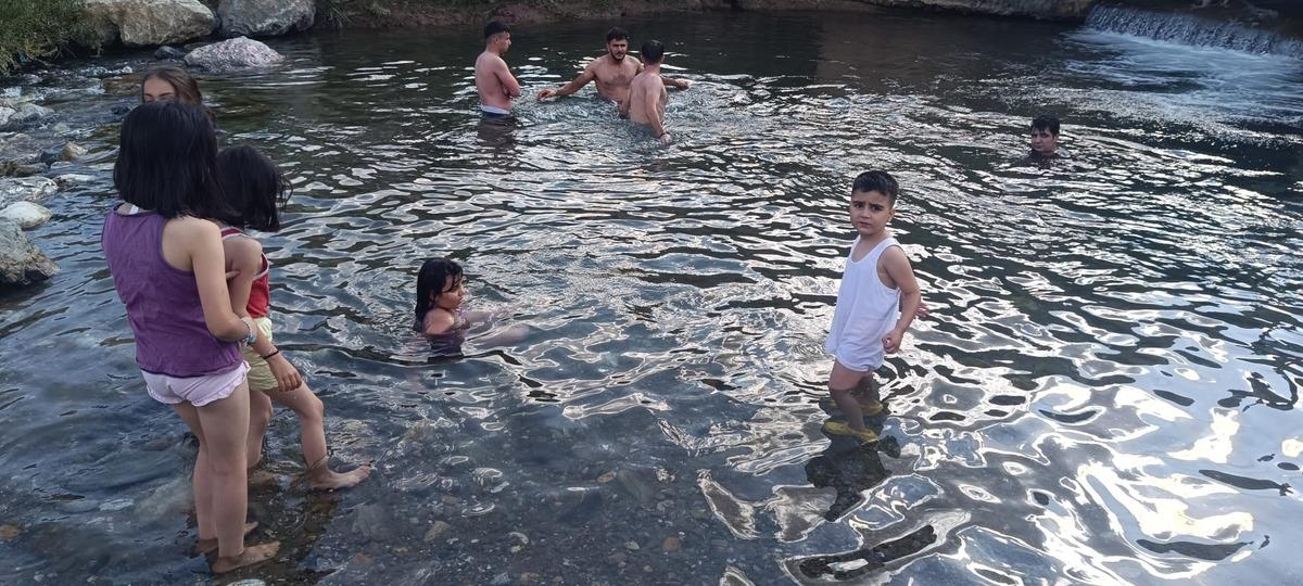 Dağın eteklerinden akan serin suları kesip havuz yapmışlar 1