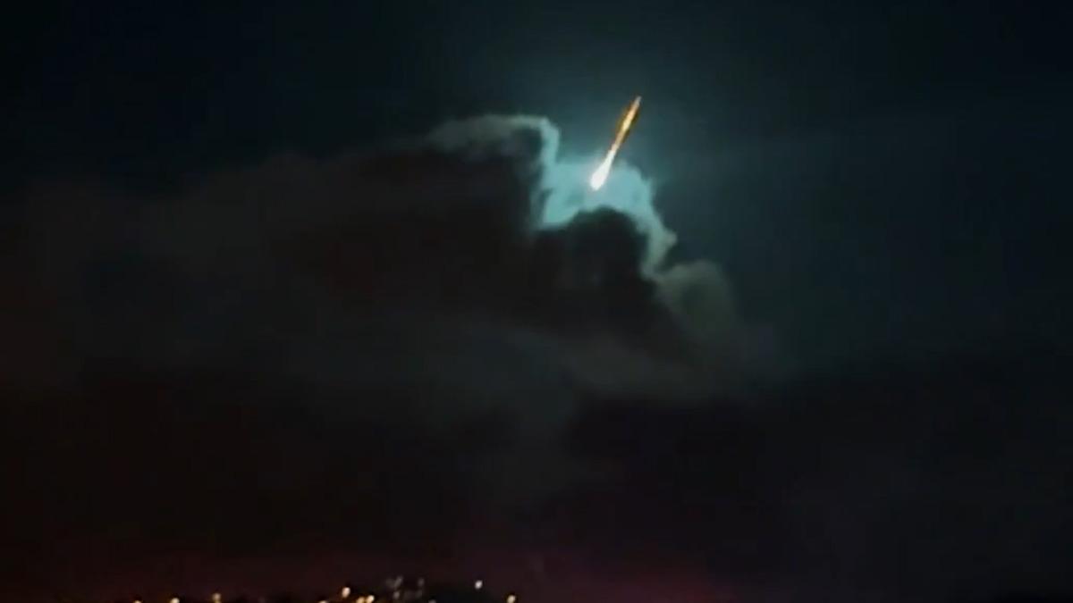 İstanbul Boğazı na meteor yağdı! Görüntüler sosyal medyada olay oldu 1