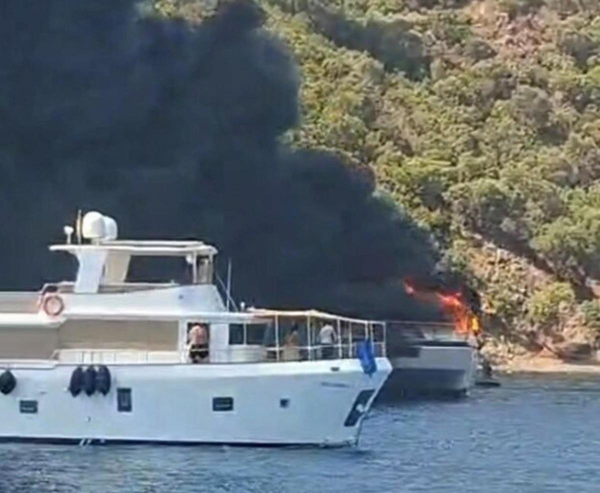 Gezi teknesinde yangın! 115 yolcu suya atladı 4