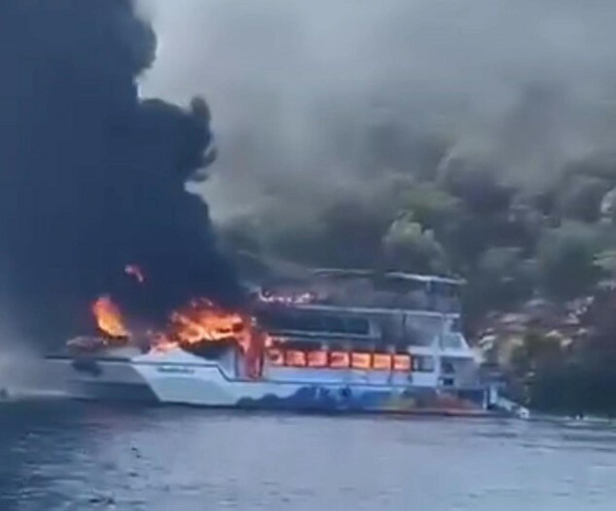 Gezi teknesinde yangın! 115 yolcu suya atladı 3