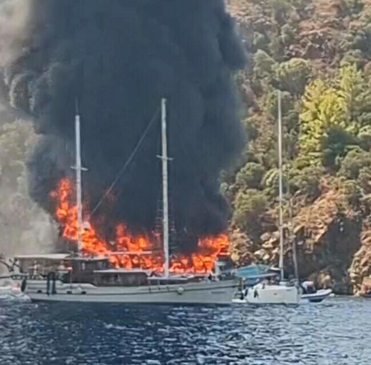 Gezi teknesinde yangın! 115 yolcu suya atladı 1