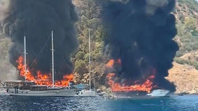 Gezi teknesinde yangın! 115 yolcu suya atladı