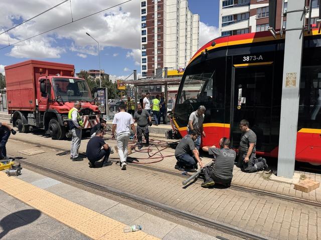 Kayseri de tramvayın çarptığı genç hayatını kaybetti 1