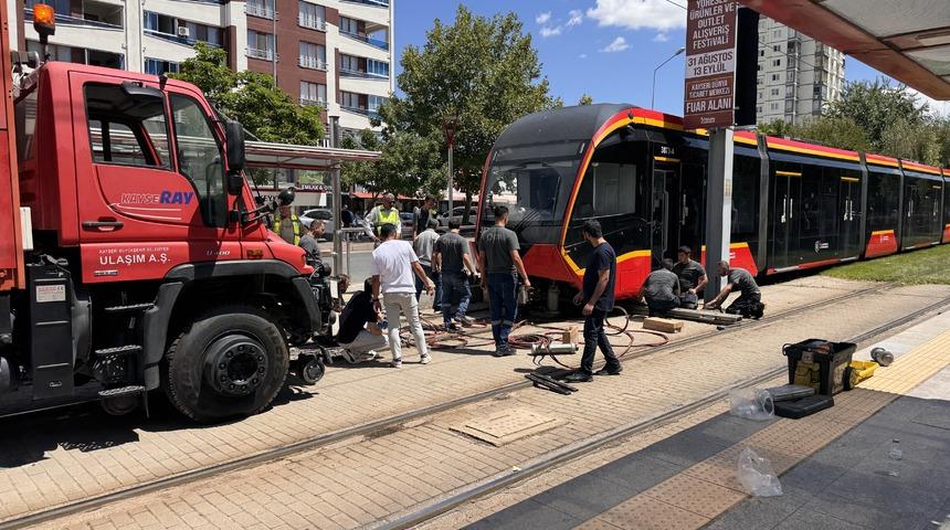 Kayseri'de tramvayın &ccedil;arptığı gen&ccedil; hayatını kaybetti