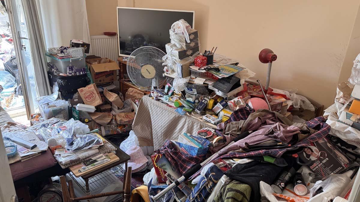 Emekli profes&ouml;r&uuml;n evlerinde şoke eden manzara! Komşular dayanamadı, ekipler girdi 1