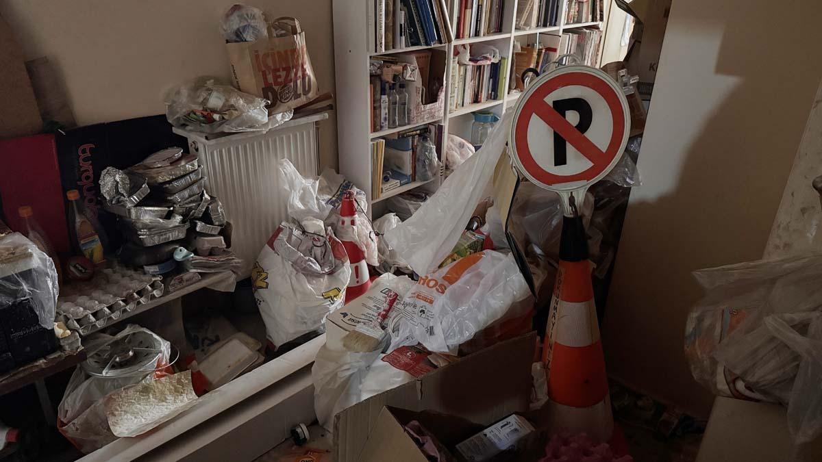 Emekli profes&ouml;r&uuml;n evlerinde şoke eden manzara! Komşular dayanamadı, ekipler girdi 4