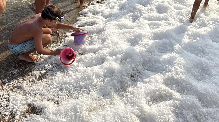 Kum değil buz plajı! Bodrum'da ezber bozan manzara