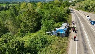 Sinop&rsquo;ta kontrolden &ccedil;ıkan tır yan yattı: 3 yaralı