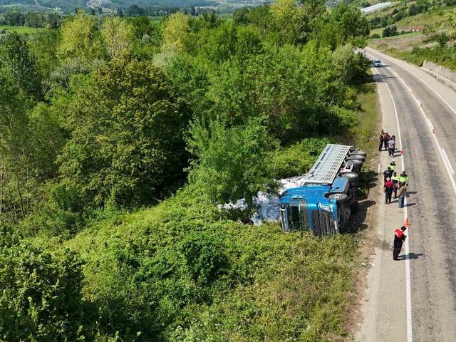 Sinop&rsquo;ta kontrolden &ccedil;ıkan tır yan yattı: 3 yaralı