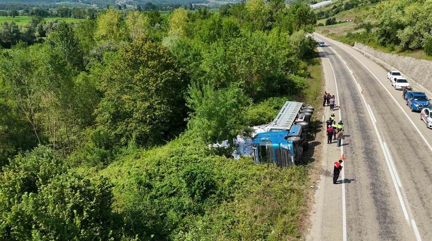 Sinop&rsquo;ta kontrolden &ccedil;ıkan tır yan yattı: 3 yaralı