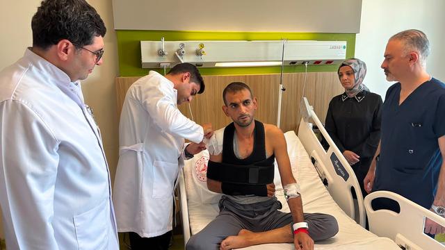 Omuzundaki ağrıya çare dizinden geldi! Doktorların yaptığı operasyon şaşırttı