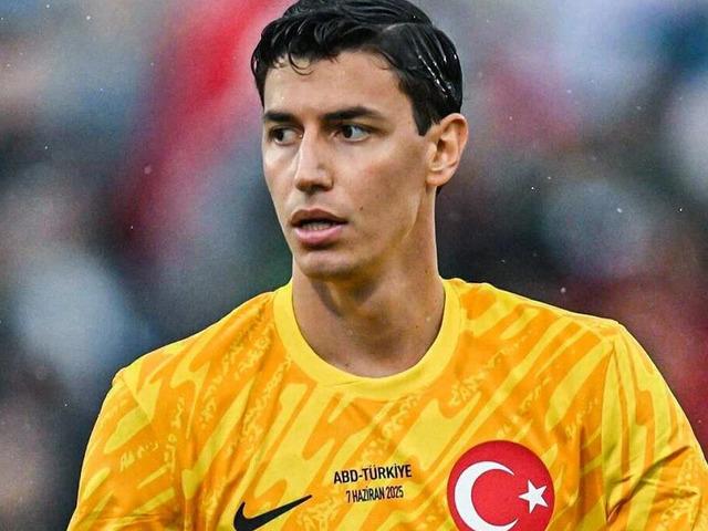 Berke &Ouml;zer adım adım T&uuml;rkiye'ye geri d&ouml;n&uuml;yor! İmzalar an meselesi