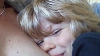 Yedi ve dört yaşındaki çocuğunu emziren anne pedofiliyle suçlanıyor