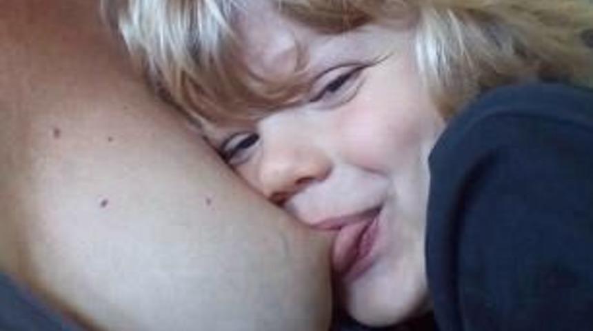 Yedi ve dört yaşındaki çocuğunu emziren anne pedofiliyle suçlanıyor