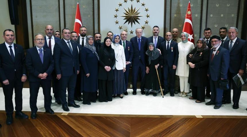 Cumhurbaşkanı Erdoğan, Cumhurbaşkanlığı K&uuml;lliyesi'nde şehit ailelerini kabul etti