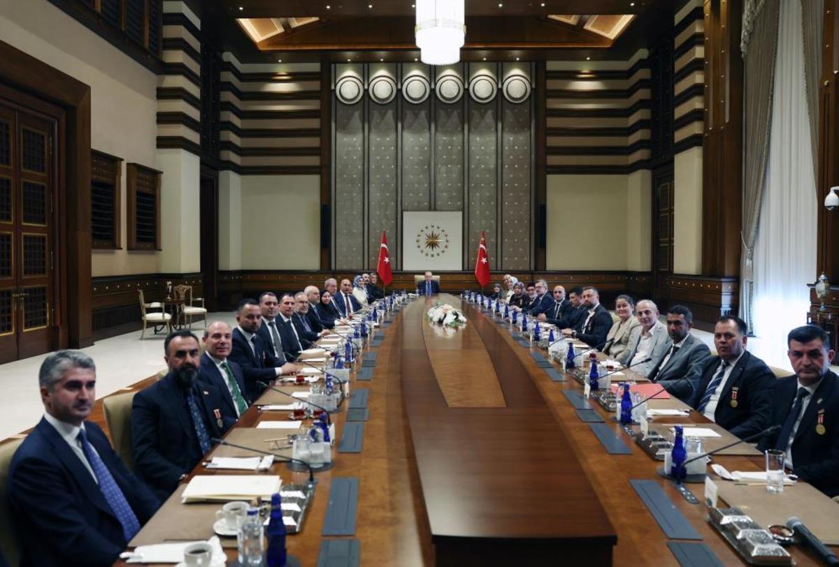 Cumhurbaşkanı Erdoğan, Cumhurbaşkanlığı K&uuml;lliyesi nde şehit ailelerini kabul etti 2
