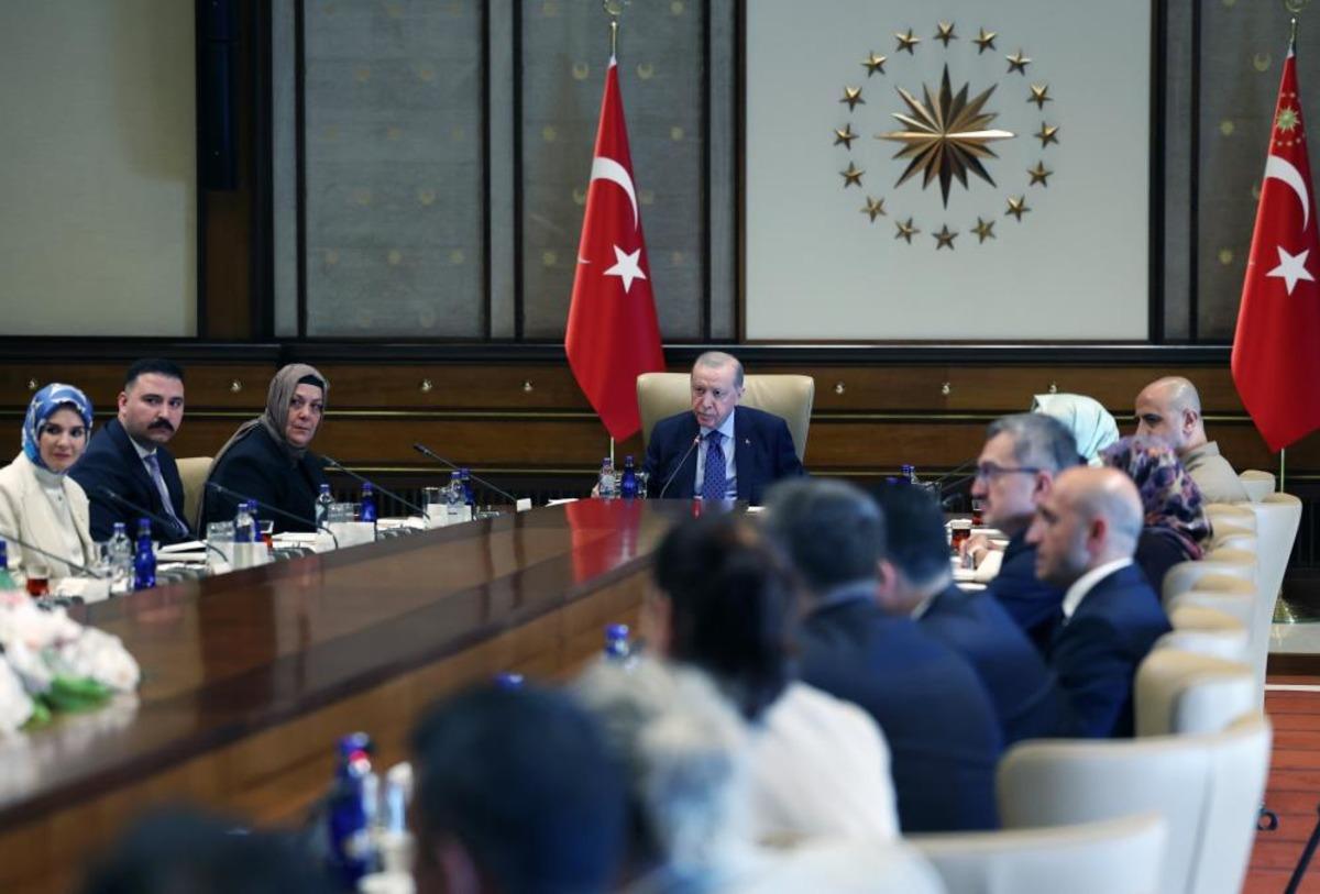 Cumhurbaşkanı Erdoğan, Cumhurbaşkanlığı K&uuml;lliyesi nde şehit ailelerini kabul etti 3