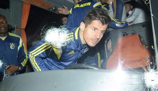 Adalet Bakanı Akın G&uuml;rlek'ten Fenerbah&ccedil;e otob&uuml;s&uuml; saldırısı a&ccedil;ıklaması! "4 kişi yakalandı, 1 kişi firari..."