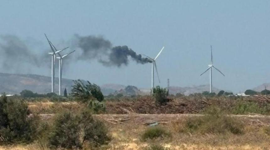 İzmir&rsquo;de r&uuml;zgar g&uuml;l&uuml; yanarak kullanılmaz hale geldi