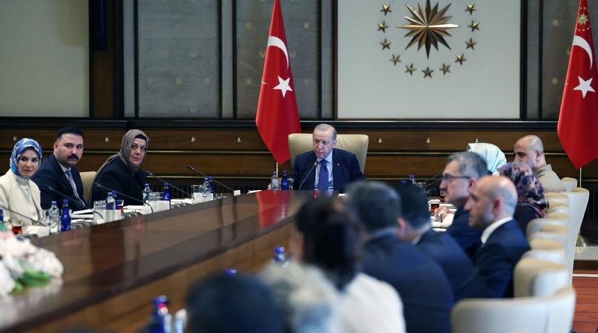 Cumhurbaşkanı Erdoğan şehit aileleri ve gazileri kabul etti! "T&uuml;rkiye&rsquo;yi bu sıkıntıdan ebediyen kurtaracağız"