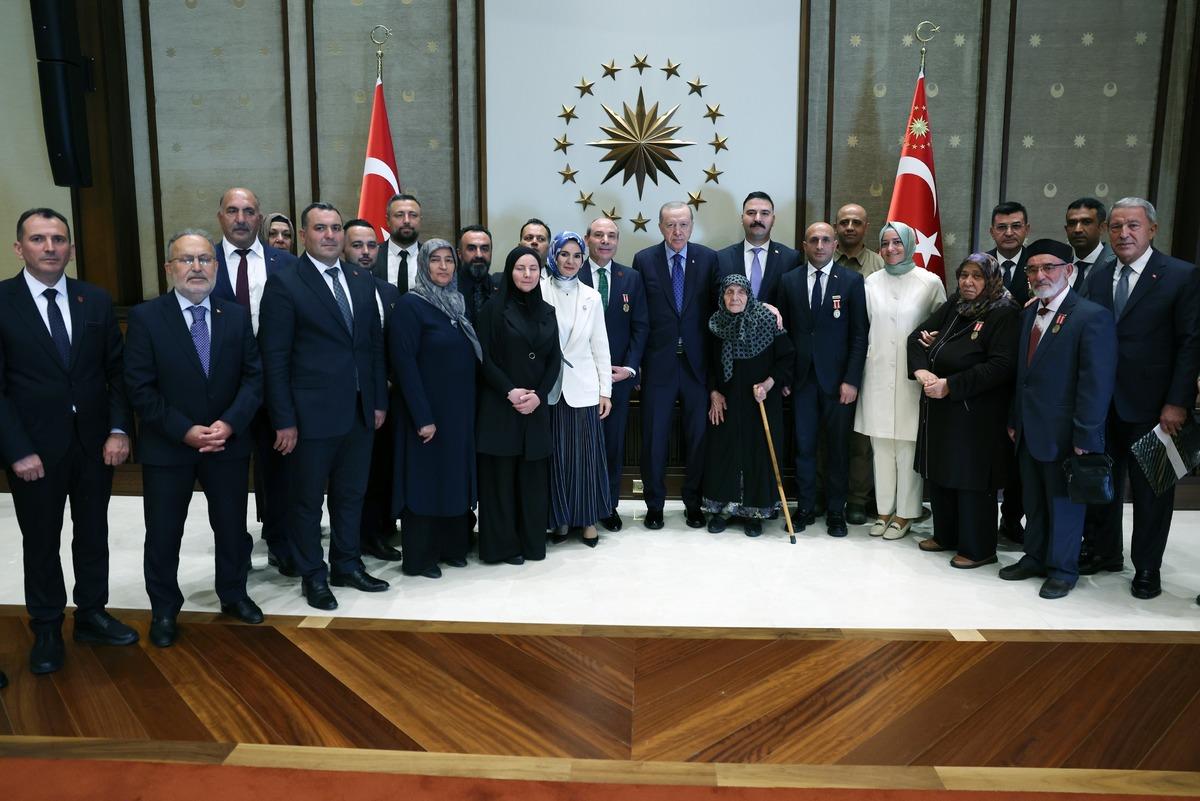 Cumhurbaşkanı Erdoğan şehit aileleri ve gazileri kabul etti! "Türkiye’yi bu sıkıntıdan ebediyen kurtaracağız" 3