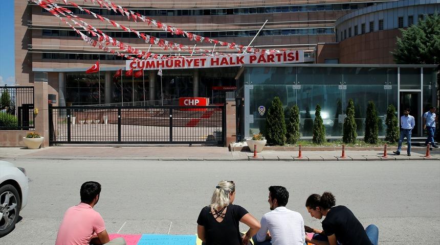 CHP'li gençlerden parti merkezi önünde oturma eylemi!