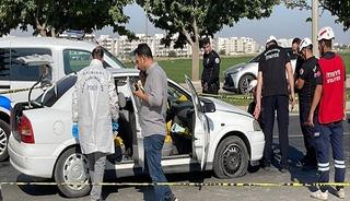 Kırmızı ışıkta bekleyen otomobildekilere saldırı; 1 &ouml;l&uuml;, 2 yaralı