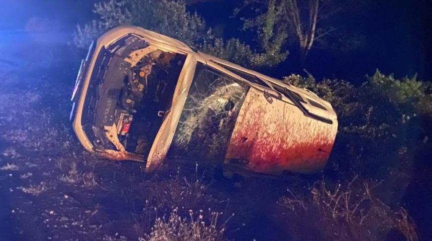 Yola &ccedil;ıkan ineğe &ccedil;arpan ara&ccedil; takla attı: 6 yaralı