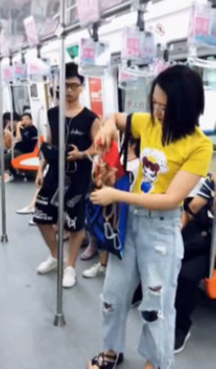 Gören şaşıp kaldı! Çantasına elini attı ve... G1