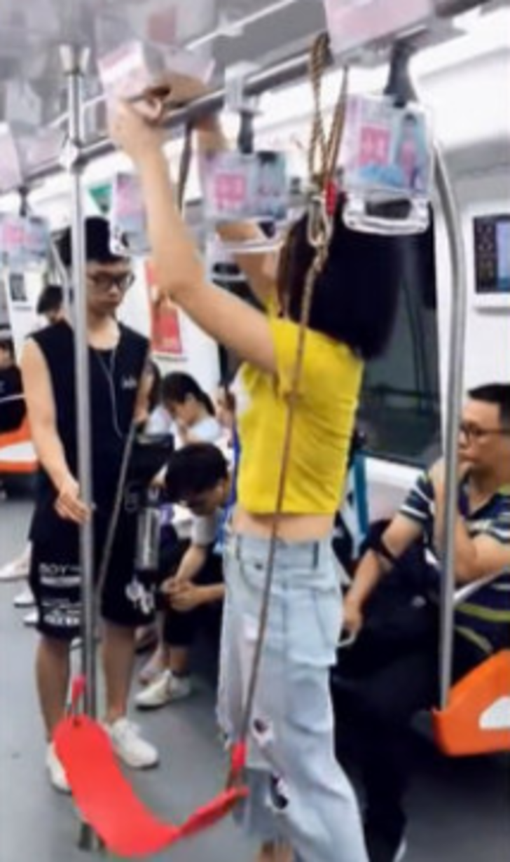 Gören şaşıp kaldı! Çantasına elini attı ve... G2