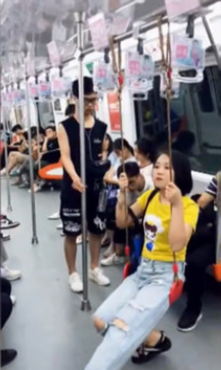 Gören şaşıp kaldı! Çantasına elini attı ve... G3