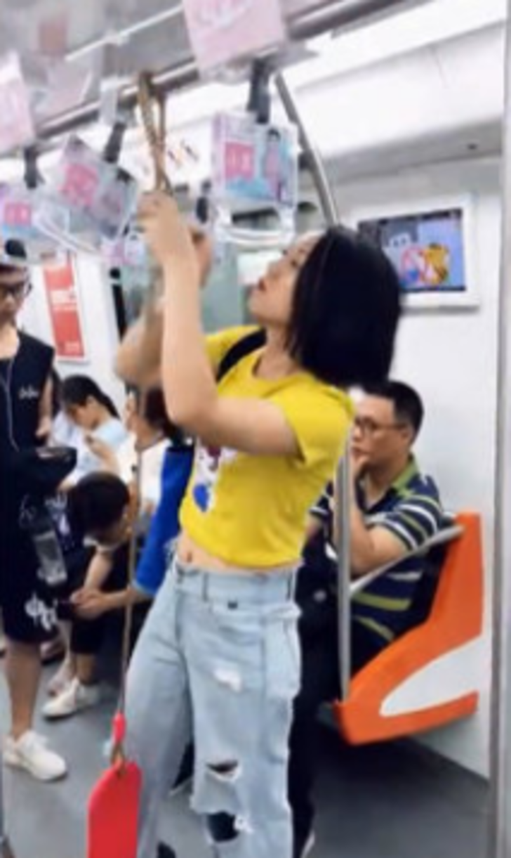 Gören şaşıp kaldı! Çantasına elini attı ve... G4