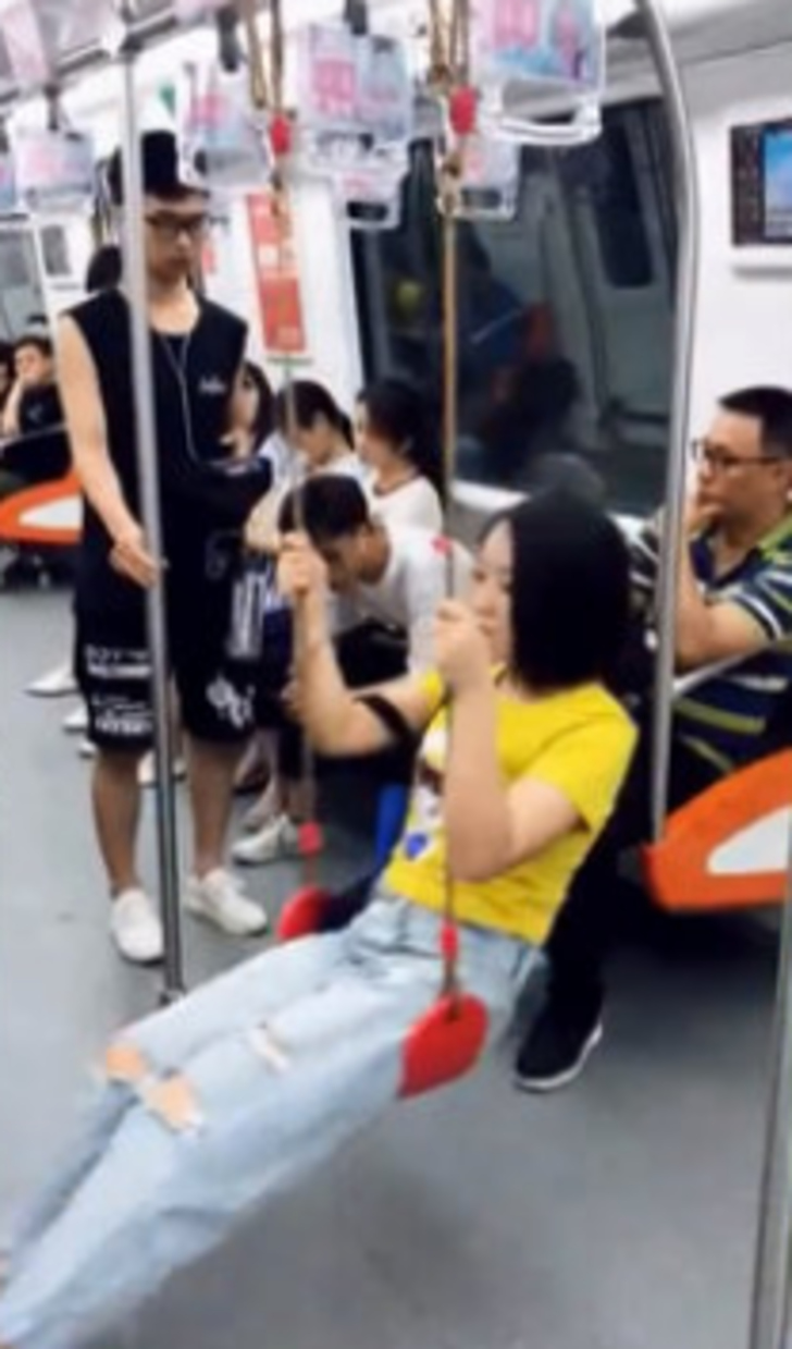 Gören şaşıp kaldı! Çantasına elini attı ve... G5