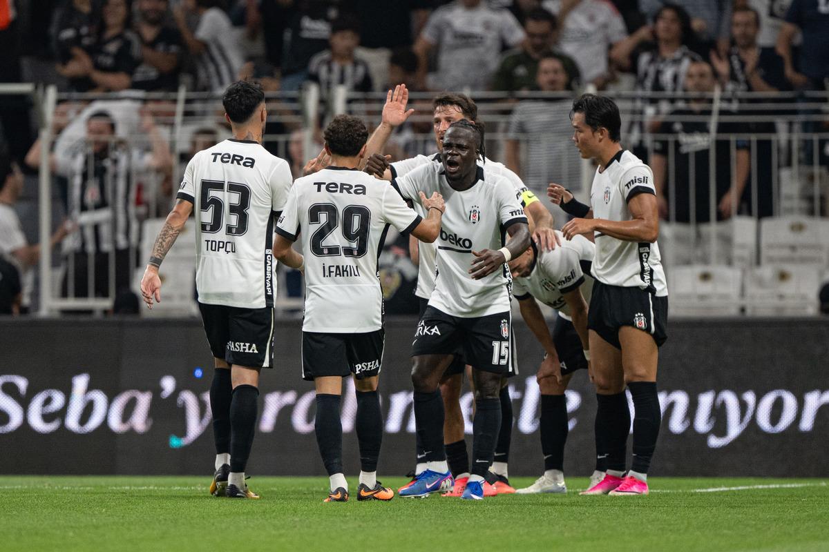 Beşiktaş'ın galibiyeti sonrası o isme &ouml;vg&uuml;ler yağdırdı! "Forma hi&ccedil; ağır gelmiyor"