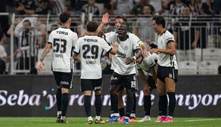Beşiktaş'ın galibiyeti sonrası o isme &ouml;vg&uuml;ler yağdırdı! "Forma hi&ccedil; ağır gelmiyor"