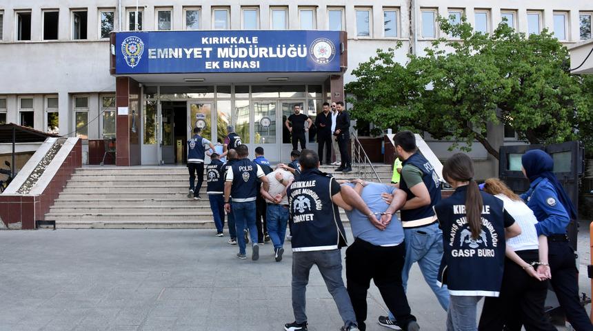 Cesedi par&ccedil;alara ayırıp, 10 yıl buzdolabında saklamışlar