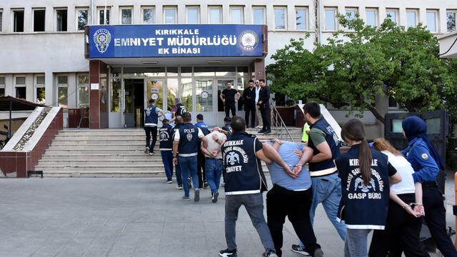 Cesedi parçalara ayırıp, 10 yıl buzdolabında saklamışlar