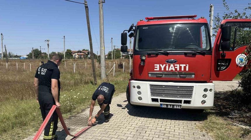 Ot yangını evlere sı&ccedil;ramadan s&ouml;nd&uuml;r&uuml;ld&uuml;