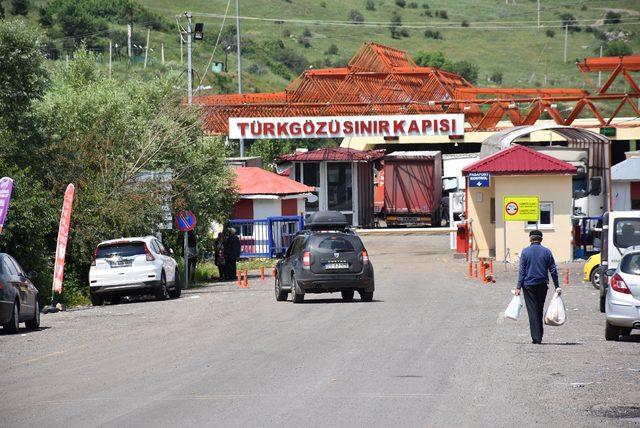 Posof G&uuml;mr&uuml;k ve N&uuml;fus M&uuml;d&uuml;rl&uuml;ğ&uuml; ne operasyon: 9 g&ouml;zaltı 1