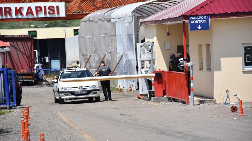 Posof G&uuml;mr&uuml;k ve N&uuml;fus M&uuml;d&uuml;rl&uuml;ğ&uuml;'ne operasyon: 9 g&ouml;zaltı