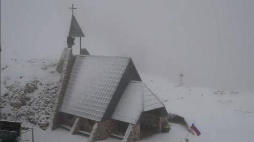 Haziran ayında şaşırtan g&ouml;r&uuml;nt&uuml;! Balkanlar'a kar yağdı!