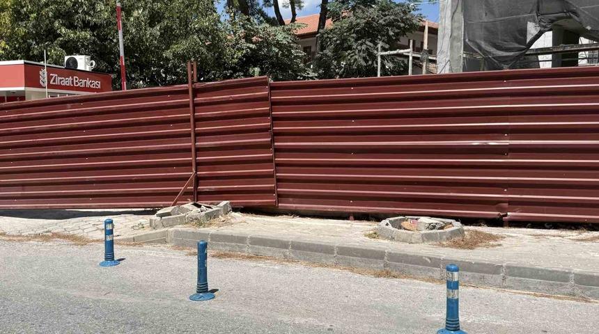 Menteşe&rsquo;de riskli ağa&ccedil;lar i&ccedil;in kesim ve budama &ccedil;alışması