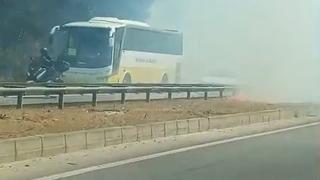 Anız yangını, trafikte aksamaya neden oldu